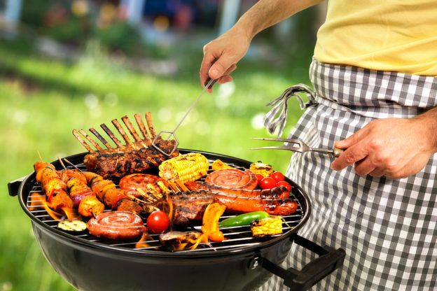 cookout, summertime cookouts, barbecue pros and cons, how to cook healthy cookout meal, preparing healthy barbacue, barbecue and indigestion